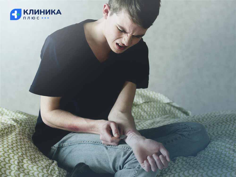 Мальчик режет себя